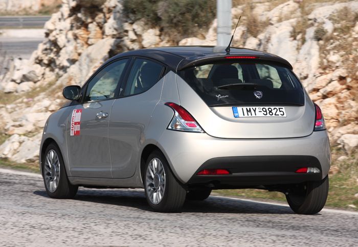 Η οδική συμπεριφορά της νέας Ypsilon εστιάζει κυρίως στην άνεση και την ποιότητα κύλισης.