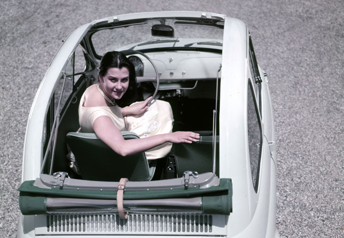 To Fiat 500 του 1957 με ανοικτή την οροφή θυμίζει πολύ το σύγχρονο