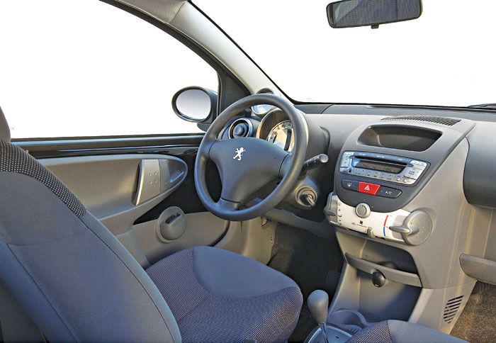 Λιτό είναι το εσωτερικό του Peugeot 107, με αρνητικό 
σημείο τις μεταλλικές ακάλυπτες επιφάνειες στις πόρτες. 