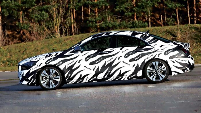 Όπως αφήνει να εννοηθεί το λογότυπο 4Matic στο καμουφλάζ, η τετρακίνηση θα αποτελεί στοιχείο της νέας Mercedes-Benz CLA.