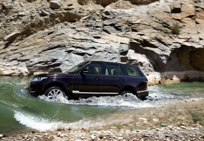 Η 4η και άκρως εντυπωσιακή γενιά του Range Rover διακρίνεται για το καινούριο, αλουμινένιο monocoque πλαίσιο, που εξοικονομεί 420 κιλά βάρους! 