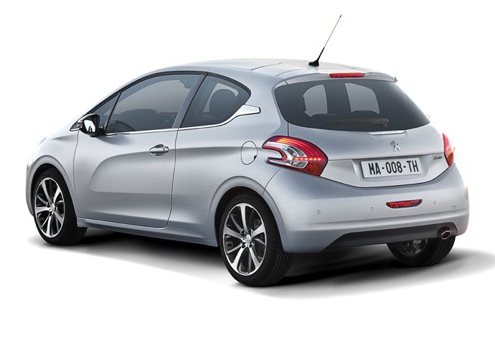 Η 3θυρη έκδοση διαφοροποιείται σχεδιαστικά στην πίσω κολόνα, όπου η χρωμιωμένη φάσα στο κάτω μέρος του παραθύρου καταλήγει στο αμάξωμα. 