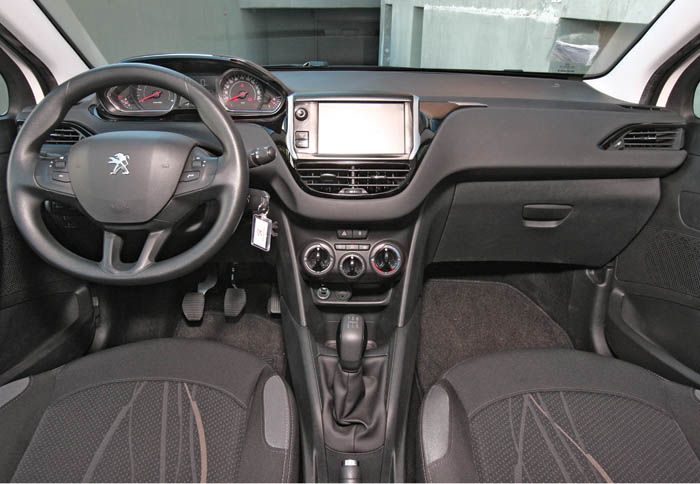 Μοντέρνο εσωτερικό με καλό φινίρισμα και ανθεκτική συναρμογή, όπως σε όλα τα  208 άλλωστε.