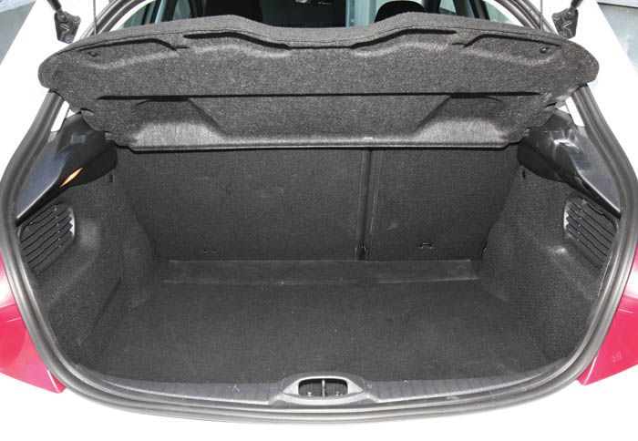 Παρά τις compact διαστάσεις του, το Peugeot 208 προσφέρει ένα χρηστικό χώρο αποσκευών, με 285 λίτρα. 