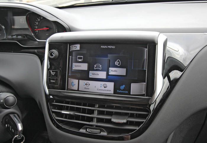 Η έγχρωμη κεντρική οθόνη αφής του συστήματος infotainment είναι ένα ενδιαφέρον hi-tech στοιχείο για τα δεδομένα της κατηγορίας.