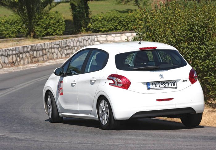 Τα βελτιωμένα χαρακτηριστικά απόδοσης του κινητήρα έχουν ωφελήσει και την οδική συμπεριφορά του 208 1,4 HDi.