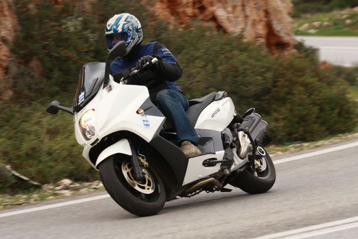 To GP800 έχει στιβαρή αίσθηση, αντίστοιχη ενός street μοντέλου, ενώ το «πάτημά» του στο δρόμο είναι σίγουρο.