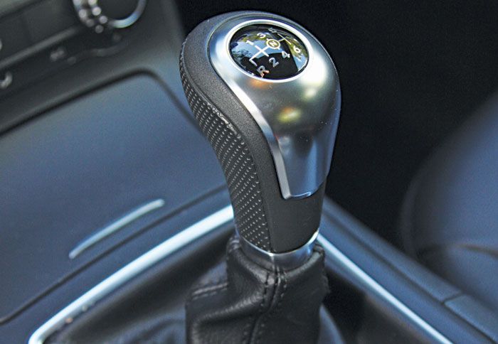 Το 6άρι χειροκίνητο 
κιβώτιο είναι ακριβές, 
αλλά πρέπει να συνηθίσεις την 
όπισθέν του. 
