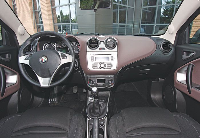 Σύγχρονο, καλοφτιαγμένο και με εμφανείς σπορτίφ διαθέσεις δείχνει το εσωτερικό της MiTo, που όμως δεν είναι και από τα πλέον ευρύχωρα της κατηγορίας.