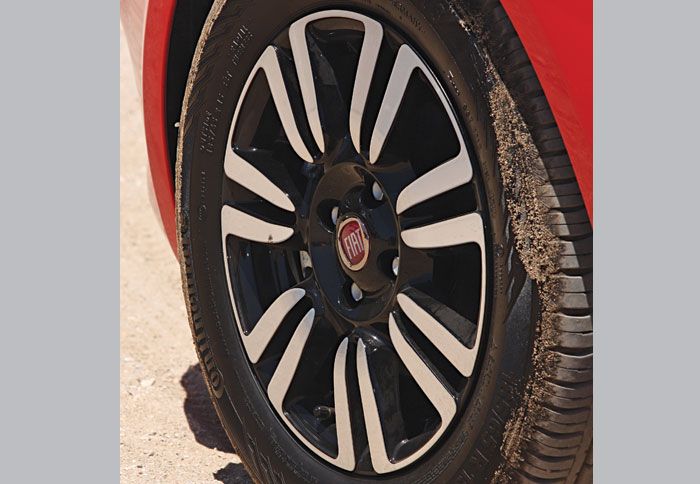 Το Fiat Punto TwinAir φοράει ζάντες αλουμινίου των 15 ιντσών.
