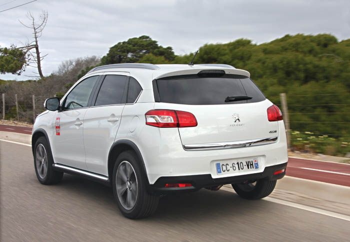 Πιο βαρύ τιμόνι και σφιχτές αναρτήσεις τονίζουν και  δίνουν χρώμα στην  οδική συμπεριφορά του Peugeot 4008.