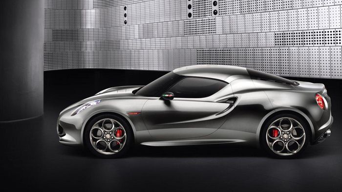 Με μήκος μόλις στα 4 μέτρα και μεταξόνιο κάτω από 2,4 μέτρα, η Alfa Romeo 4C είναι ένα από τα μικρότερα 2θέσια κουπέ. 