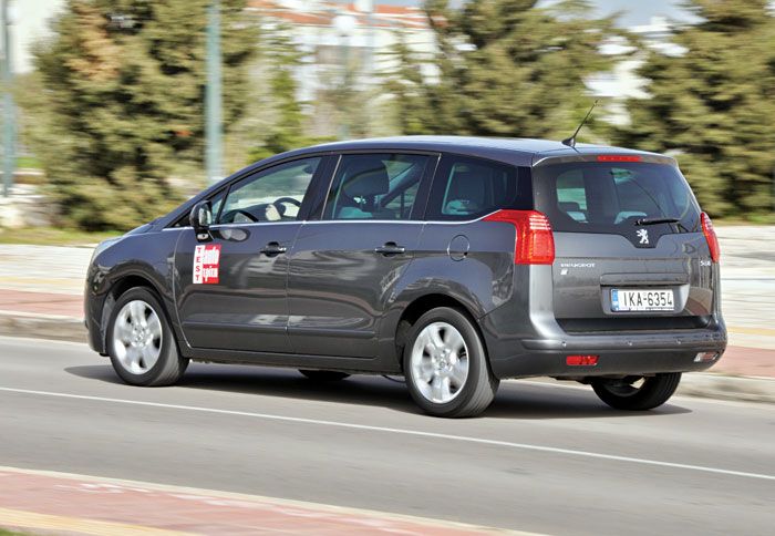 Σταθερό και χωρίς ενοχλητικές κλίσεις αμαξώματος, το 5008 στο δρόμο τιμά και με το παραπάνω τον οικογενειακό του χαρακτήρα. 