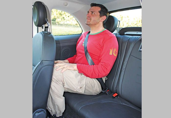 Οι χώροι για τους πίσω επιβάτες είναι σχετικά περιορισμένοι.