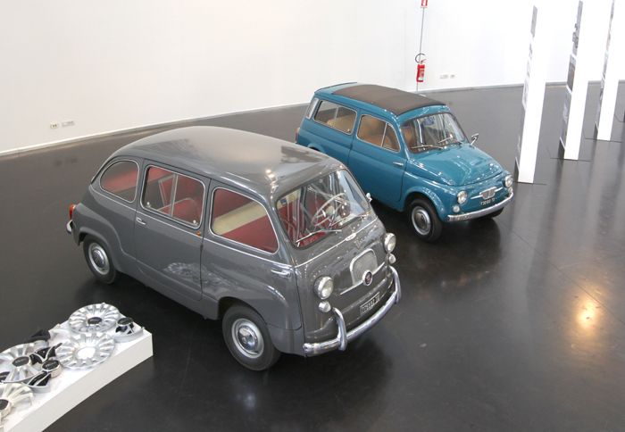 Το Showroom στο Centro Style της Fiat που παρουσιάστηκε η μελέτη για το 500L. Δίπλα στο Multipla του 1956, το 500 K Giardiniera. 