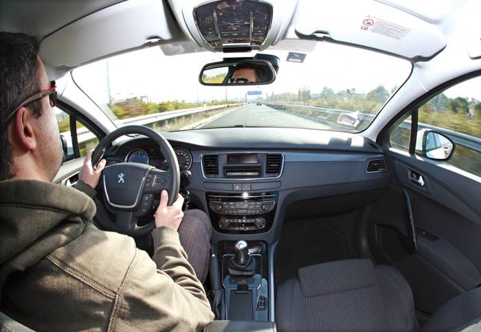 Στο εσωτερικό και το 508 diesel διακρίνεται για την καλή ποιότητα κατασκευής και τους χώρους του. Πλήρης είναι και ο εξοπλισμός από τη βασική (diesel)