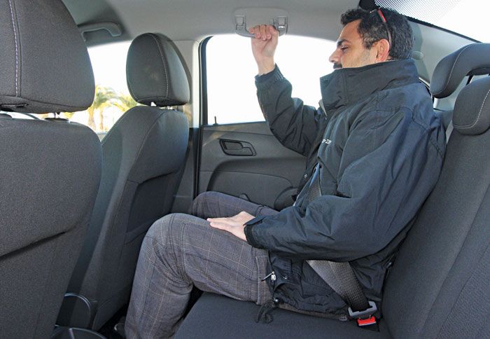 Οι χώροι του 4θυρου Aveo είναι ανάλογα...αρκετά καλοί...με αυτούς στο χατσμπακ μοντέλο. 