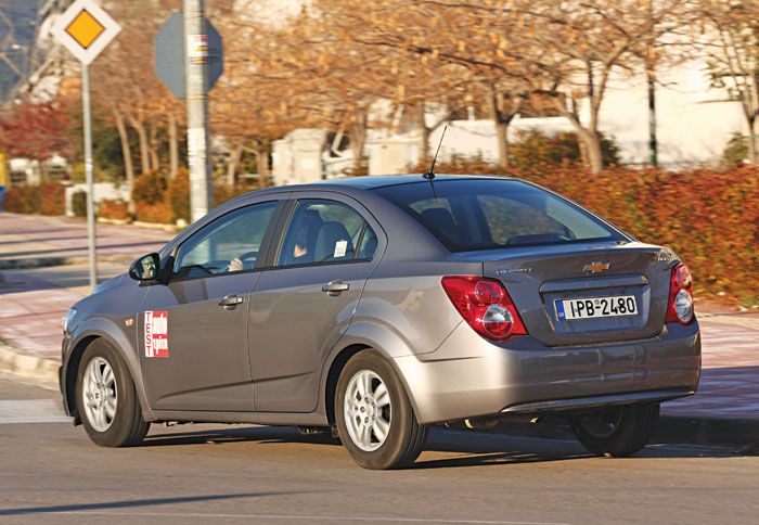 Στο δρόμο, το Aveo σεντάν είναι άνετο και με καλή ποιότητα κύλισης, ενώ εντυπωσιάζει με τη στιβαρότητα του πλαισίου και την απόδοση των φρένων. 