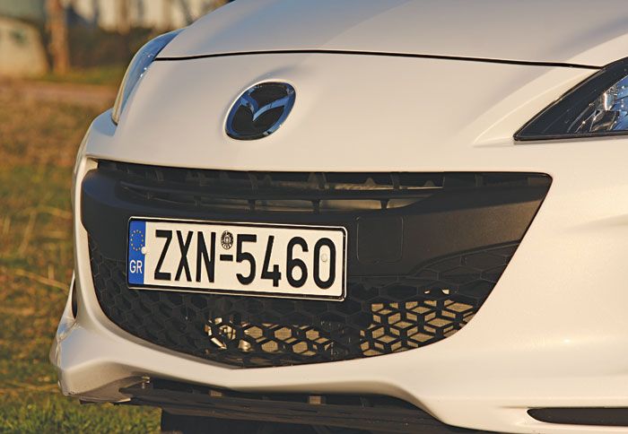Στο εξωτερικό του Mazda3 ξεχωρίζει ο ανανεωμένος προφυλακτήρας που μαζί με το νέο κάλυμμα του πατώματος  έχουν βελτιώσει ελαφρά την αεροδυναμική. 