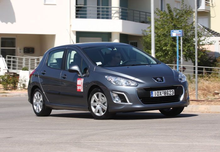 To Peugeot είναι γαλλικά άνετο, έχει ελαφρώς υποδεέστερη ποιότητα κύλισης του Golf αλλά σαφώς περισσότερο χαρακτήρα, με καλό turn in και έλεγχο του πί