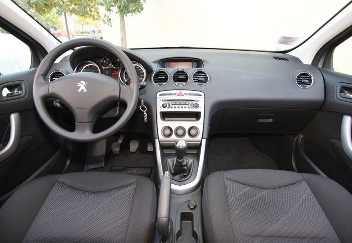 Στο Peugeot η σχεδίαση δεν εντυπωσιάζει, αλλά η άνεση και η ποιότητα υλικών εκπλήσσουν ευχάριστα. 