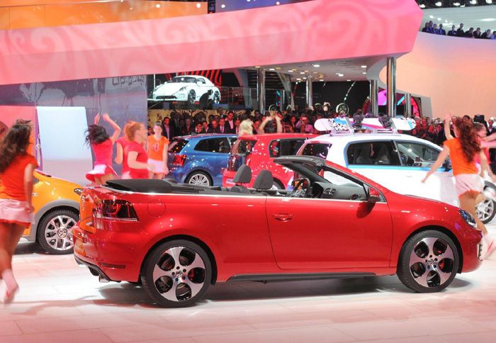 Tο Golf GTI Cabrio εφοδιάζεται με τον γνώριμο 2λιτρο υπερτροφοδοτούμενο κινητήρα των 210 ίππων.
