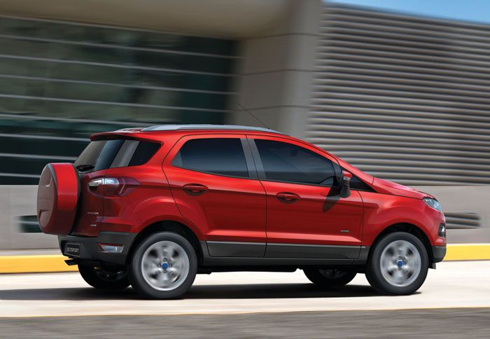 Η αυξημένη απόσταση του αμαξώματος από το έδαφος και η εξωτερική ρεζέρβα τονίζουν τον crossover χαρακτήρα του EcoSport.