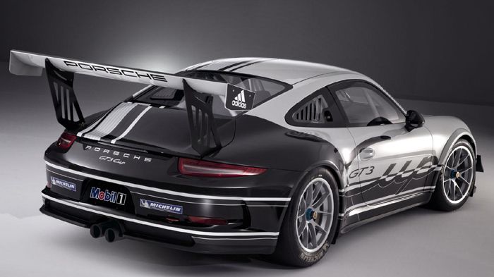 Η πισωκίνητη 911 GT3 Cup, διακρίνεται και για σχεδιαστικές αλλαγές, στην πίσω αεροτομή και στην κεντρική διπλή απόληξη της εξάτμισης.