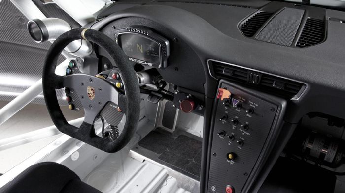 Για πρώτη φορά, σε αγωνιστικό μοντέλο της Porsche, αυτής της κατηγορίας, οι αλλαγές θα γίνονται με τα paddles στο τιμόνι, χάρη στο 6τάχυτο κιβώτιο «do
