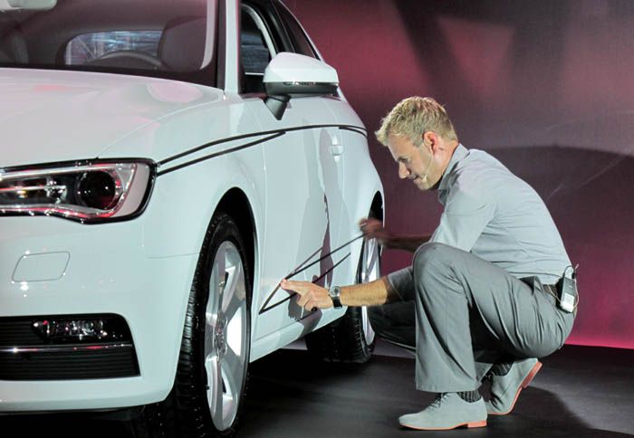 Ο Gary Telaak, ο επικεφαλής σχεδιασμού του Studio 2 Audi Design μας έκανε μια μικρή επίδειξη του taping πάνω στο νέο Α3, τονίζοντας με αυτό τον τρόπο 