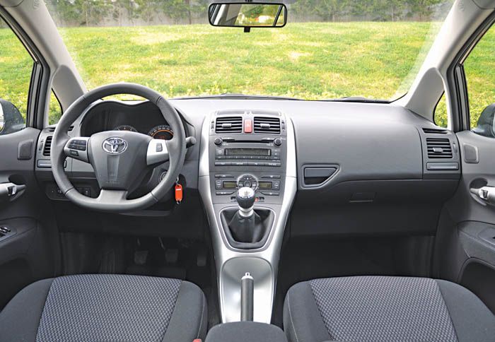 Προσεγμένο φινίρισμα και γερή συναρμογή χαρακτηρίζουν το μοντέρνο εσωτερικό του Auris, που παραμένει «ένα κομμάτι» ακόμα και μετά από 25.059 χλμ.