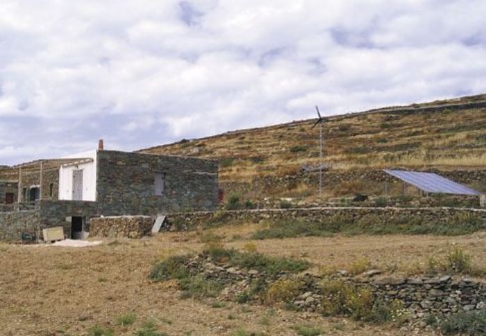 Σε ένα υβριδικό αυτόνομο σύστημα, τα φωτοβολταϊκά «συνεργάζονται» με την αιολική γεννήτρια, ώστε να παράγεται το ηλεκτρικό ρεύμα που χρειάζεται.
