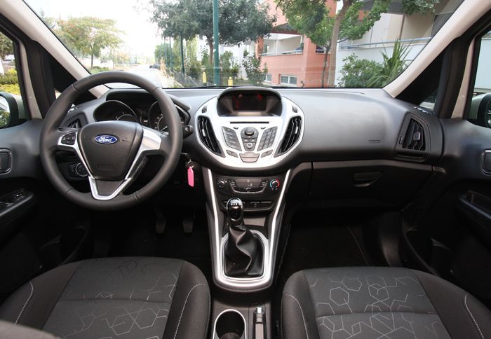 Το εσωτερικό του δεν κρύβει τη σχεδιαστική συγγένεια με το ομόσταυλο Fiesta.