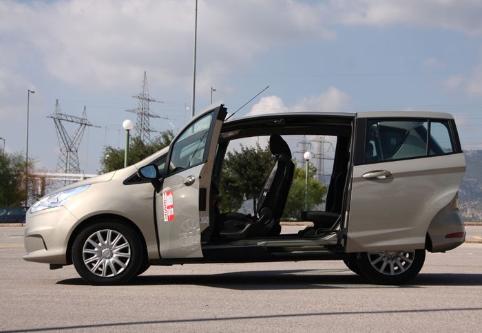 Η διάταξη των θυρών δημιουργεί ένα ανεμπόδιστο και μεγάλο άνοιγμα για την είσοδο και έξοδο στο εσωτερικό. 