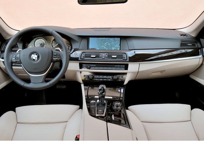 Στο πολυτελές, σπορτίφ και άρτιο ποιητικά εσωτερικό υπάρχουν διακριτικά ActiveHybrid5 στα μαρσπιέ, στην κεντρική κονσόλα και στο χώρο των αποσκευών όπ