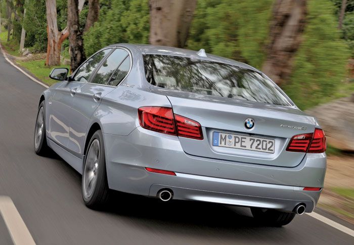 Η ActiveHybrid5 παρουσιάζει εξαιρετικά χαρακτηριστικά στο δρόμο. Εξωτερικά σε σχέση με τις «συμβατικές» BMW 5 Series διαφοροποιείται από τα σχετικά λο