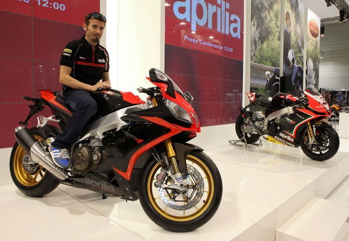 Εδώ καβάλα στο πολιτικό μοντέλο της RSV4, ο Max Biaggi αποτελεί τον πιο επιτυχημένο αγωνιζόμενο που έτρεξε με τα χρώματα της Aprilia.