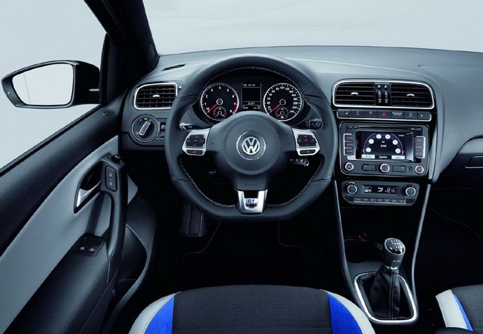 Γνώριμο το εσωτερικό του Blue GT, διαθέτει διακριτικές σπορτίφ πινελιές. 