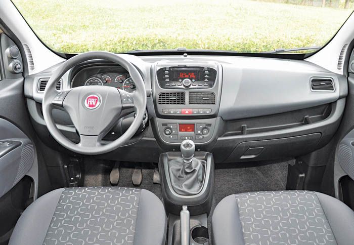 Μοντέρνα εμφάνιση και καλή για τα δεδομένα της κατηγορίας, ποιότητα παρουσιάζει το εσωτερικό του Doblo.