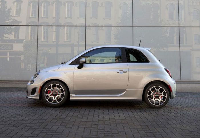 Μεταξύ άλλων το Fiat 500 Turbo φέρει σπορ αναρτήσεις, ενισχυμένα φρένα και αναβαθμισμένο σύστημα διεύθυνσης.