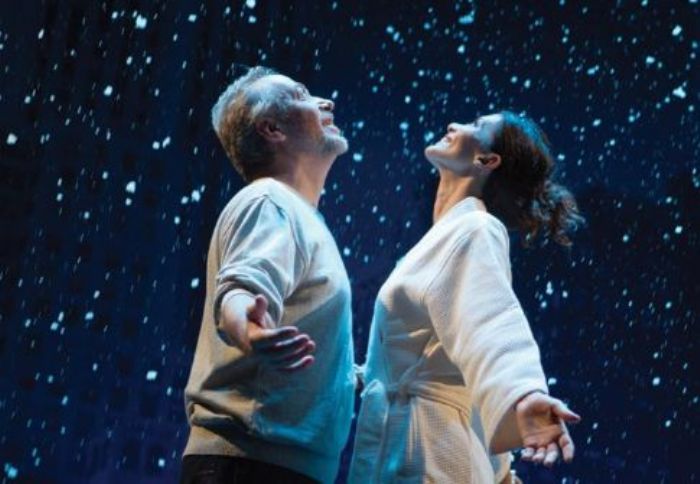 Ο Γρηγόρης Βαλτινός με την Κατερίνα Λέχου στο θέατρο Αριστοτέλειον στη Θεσσαλονίκη στη θεατρική παράσταση Ο Φυλακισμένος της διπλανής πόρτας.