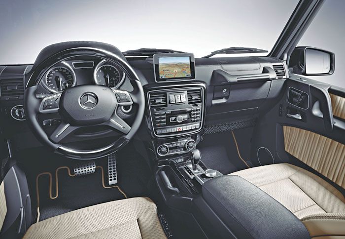 Πλήρης αναβάθμιση για το εσωτερικό της ανανεωμένης G-Class, η οποία πλέον μπορεί να υπερηφανεύεται και για την εσωτερική της πολυτέλεια.