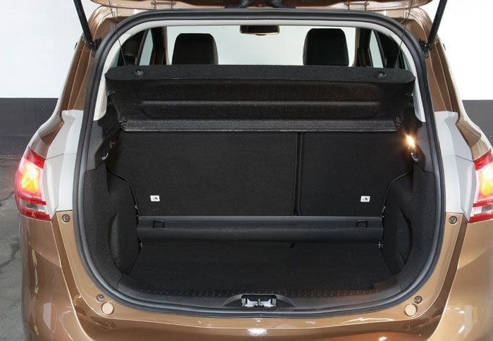 Το πορτ-μπαγκάζ του B-MAX με το ρυθμιζόμενο δάπεδο είναι άκρως πρακτικό, όμως θα μπορούσε να έχει περισσότερο χωρητικότητα.