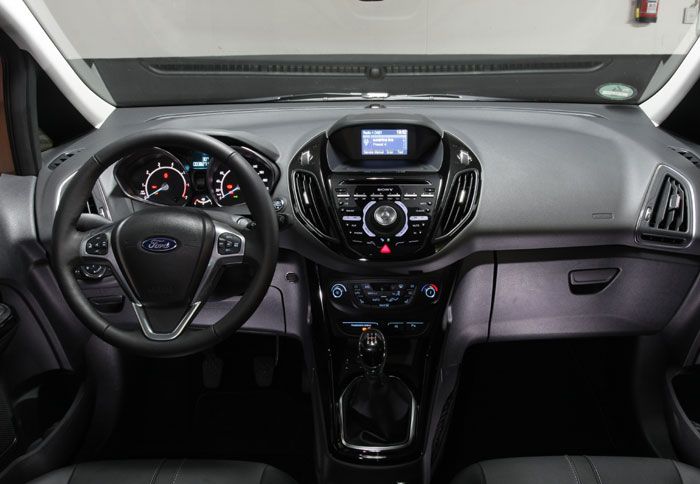 Σύγχρονη σχεδίαση για το εσωτερικό του νέου B-MAX, με ποιοτικά υλικά και όχι τόσο βεβαρημένη εργονομία.