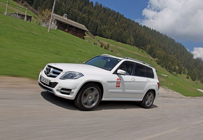 Η GLK στην άσφαλτο παραμένει άνετη και ασφαλής, με το νέο ηλεκτρομηχανικό τιμόνι να προσφέρει βελτιωμένη αίσθηση και καλύτερη απόκριση στις εντολές το