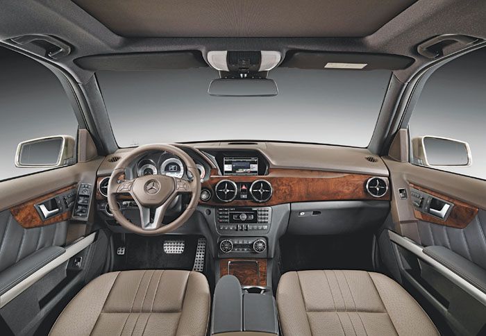 Η ατμόσφαιρα στο εσωτερικό της ανανεωμένης Mercedes GLK έχει αναβαθμιστεί, αφού αυτό έχει κερδίσει σε νεανικότητα. 