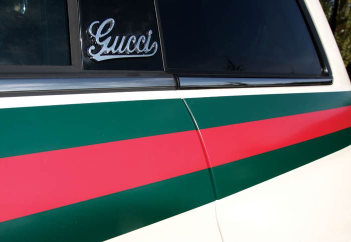 Λογότυπα «Gucci» και λωρίδα αμαξώματος στο χαρακτηριστικό μοτίβο πράσινο-κόκκινο-πράσινο