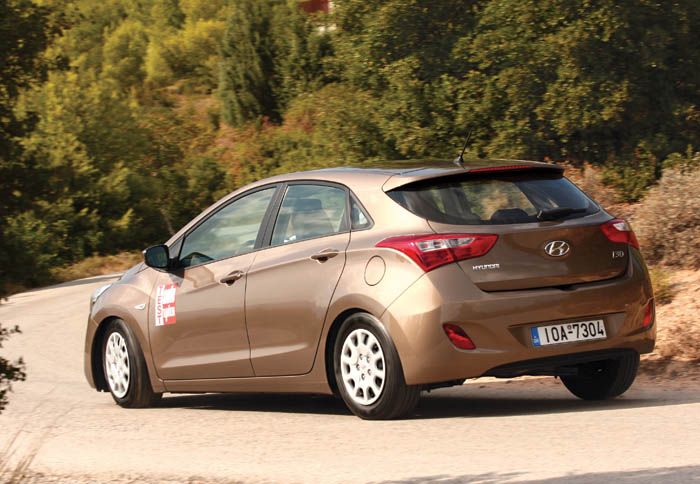 Βασικά άνετο και ασφαλές, το i30 δεν θα προβληματίσει πουθενά, θα ταξιδέψει εύκολα, θα κινηθεί ευέλικτα, αλλά δε θα ενθουσιάσει κιόλας. 