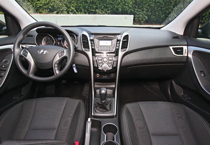 Στο εσωτερικό, η ποιότητα των υλικών και της συναρμογής τους είναι εξαιρετική, ενώ πολύ υψηλό βαθμό παίρνει και η χρηστικότητα. 