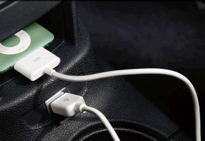 Οι υποδοχές για εξωτερικές πηγές μουσικής (USB και AUX)που διαθέτει το Ka είναι απαραίτητες πλέον σε νεανικό μοντέλα. 